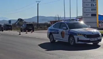 Aksident në aksin Librazhd–Prrenjas, përmbyset një automjet pranë urës së Bushtricës
