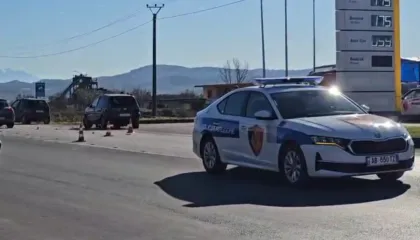 Aksident në aksin Librazhd–Prrenjas, përmbyset një automjet pranë urës së Bushtricës