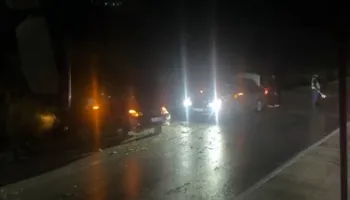 Aksident në aksin Peqin–Elbasan, “Benz”-i përfundon në kanal pas përplasjes mes dy automjeteve në Përparim