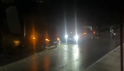 Aksident në aksin Peqin–Elbasan, “Benz”-i përfundon në kanal pas përplasjes mes dy automjeteve në Përparim