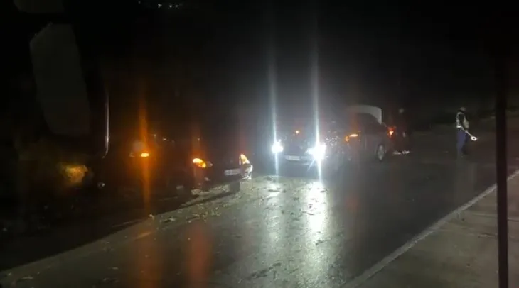 Aksident në aksin Peqin–Elbasan, “Benz”-i përfundon në kanal pas përplasjes mes dy automjeteve në Përparim