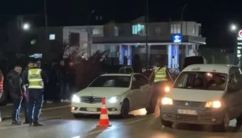 Aksident në aksin Pogradec-Korçë, makina përplas këmbësoren, transportohet në spital e plagosura