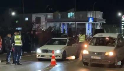 Aksident në aksin Pogradec-Korçë, makina përplas këmbësoren, transportohet në spital e plagosura