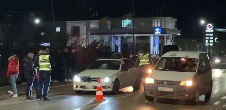 Aksident në aksin Pogradec-Korçë, makina përplas këmbësoren, transportohet në spital e plagosura