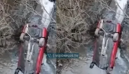 Aksident në aksin rrugor Mat–Shkopet, makina del nga rruga dhe bie në përrua