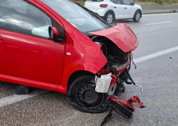 Aksident në autostradën Tiranë-Elbasan, 4 makina në përplasje zinxhir