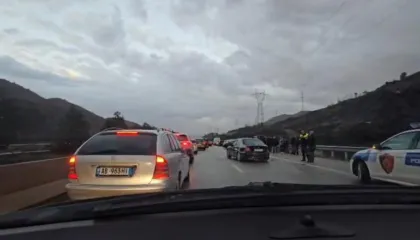 Aksident në autostradën Tiranë-Elbasan, 4 makina përplasen me njëra-tjetrën