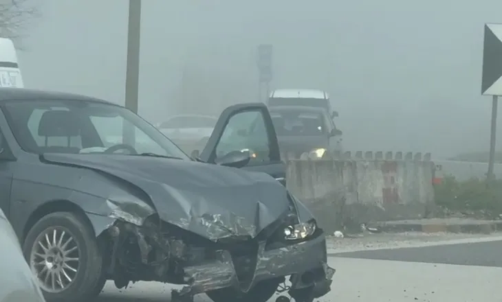 Aksident në Fier, makina del nga rruga dhe përplaset me bordurën, shkak shpejtësia dhe mjegulla