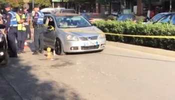 Aksident në Korçë, “Benz-i” përplas të moshuarën në vija të bardha