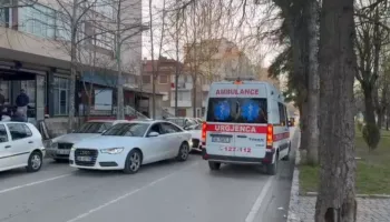 Aksident në Korçë, mjeti përplas të moshuarën në vijat e bardha