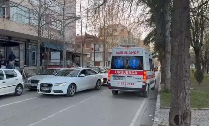 Aksident në Korçë, mjeti përplas të moshuarën në vijat e bardha