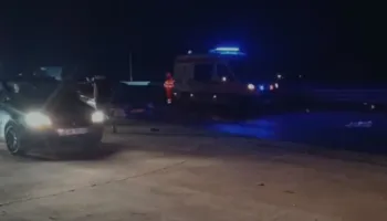 Aksident në Lushnje – Fier/ Taksija përplas për vdekje kalimtarin, po kalonte autostradën nga ana tjetër