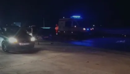 Aksident në Lushnje – Fier/ Taksija përplas për vdekje kalimtarin, po kalonte autostradën nga ana tjetër