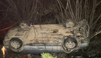 Aksident në segmentin Pukë-Qelëz/ Makina del nga rruga dhe përfundon në greminë