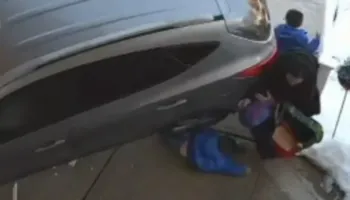 Aksident në SHBA/ Makina përplas nënën dhe dy fëmijët, drejtuesja 68-vjeçare dyshohet e dehur