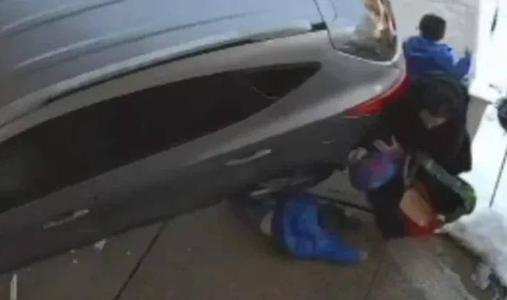 Aksident në SHBA/ Makina përplas nënën dhe dy fëmijët, drejtuesja 68-vjeçare dyshohet e dehur