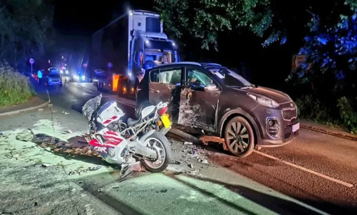 Aksident në Tiranë/ Makina përplaset me motorin, plagosen dy të rinj! Një prej tyre në gjendje të rëndë