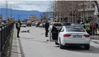 Aksident në Vlorë! “Audi” përplas një person në biçikletë, i plagosuri në gjendje të rëndë