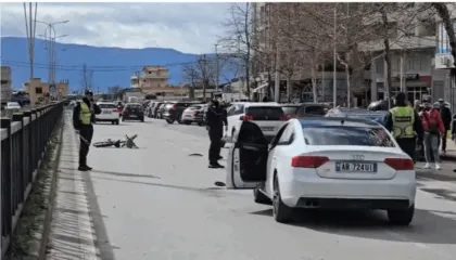 Aksident në Vlorë! “Audi” përplas një person në biçikletë, i plagosuri në gjendje të rëndë