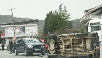 Aksident te Kryqëzimi i Rinasit, makina përmbyset në mes të rrugës