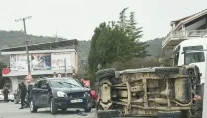 Aksident te Kryqëzimi i Rinasit, makina përmbyset në mes të rrugës