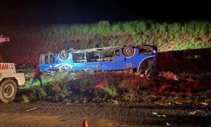 Aksident tragjik në Brazil/ 6 të vdekur dhe 46 të plagosur rëndë nga përmbysja e autobusit, shkak dyshohet…