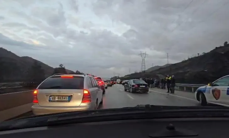 Aksident zinxhir në autostradën Tiranë-Elbasan, 4 makina përplasen me njëra-tjetrën (Detaje)