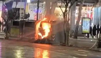 Akte vandale në rrugët e Tiranës, militantët e Berishës i vënë flakën koshit të mbeturinave