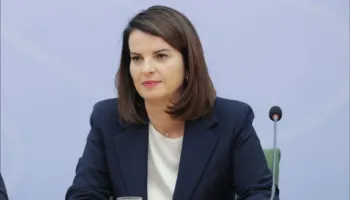 Aktet e PD gjatë marshimit, ministrja Koçiu: Sulm ndaj stabilitetit të vendit! Sali Berisha po merr peng Shqipërinë