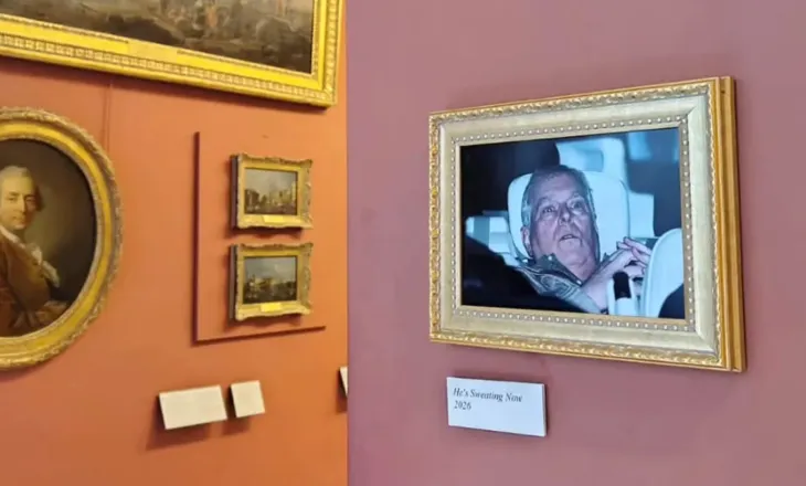 Aktivistët vendosin foton e arrestimit të Princit Andrew në Luvër: “Dhe kështu do ta kujtoj bota”, stafi e heq brenda 15 minutave