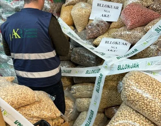 AKU gjobit 7 subjekte në tregun agroushqimor të Tiranës për shkelje të sigurisë ushqimore