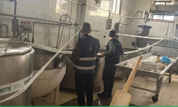 AKU ‘zbarkon’ në baxhon në Fier, bllokohen mijëra kg produkte qumështi, nga gjalpi te mocarela e pasigurt për konsum