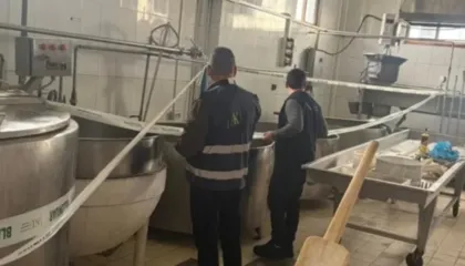 AKU ‘zbarkon’ në baxhon në Fier, bllokohen mijëra kg produkte qumështi