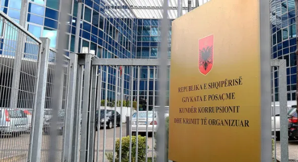 Akuzohen për prodhim e shitje narkotikësh, grup i strukturuar kriminal dhe shpërdorim detyre, GJKKO jep vendimin për tre të pandehurit, njëri prej tyre ish-efektiv policie