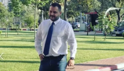 Akuzohet për gjobëvënie ndaj një zyrtari, policia arreston gazetarin