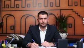 Akuzohet për korrupsion aktiv/ Vetëdorëzohet në policinë e Kavajës, kryetari i bashkisë së Rrogozhinës, Edison Memolla