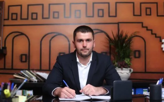 Akuzohet për korrupsion aktiv/ Vetëdorëzohet në policinë e Kavajës, kryetari i bashkisë së Rrogozhinës, Edison Memolla