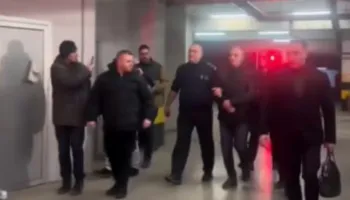 Akuzohet për korrupsion, përfundon marrja ne pyetje e Artan Grubit, del me pranga nga prokuroria