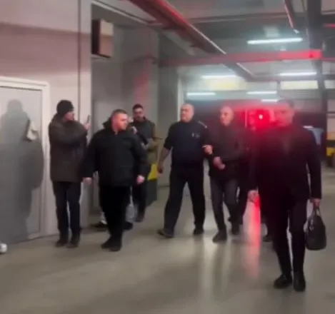 Akuzohet për korrupsion, përfundon marrja ne pyetje e Artan Grubit, del me pranga nga prokuroria