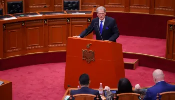 ‘Akuzuan Belind Ballukun….’, të qeshura në Parlament pasi Berisha i harron mbiemrin Këlliçit