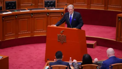 ‘Akuzuan Belind Ballukun….’, të qeshura në Parlament pasi Berisha i harron mbiemrin Këlliçit