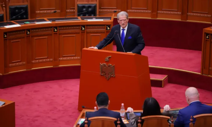 ‘Akuzuan Belind Ballukun….’, të qeshura në Parlament pasi Berisha i harron mbiemrin Këlliçit