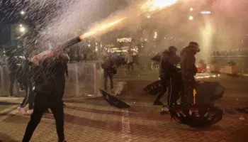 AL JAZEERA: Mijëra qytetarë u mblodhën në rrugët e Tiranës, kërkohet dorëheqja e Ramës