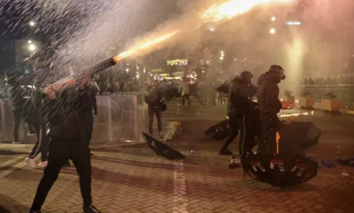 AL JAZEERA: Mijëra qytetarë u mblodhën në rrugët e Tiranës, kërkohet dorëheqja e Ramës