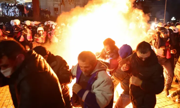 Al Jazeera: Protesta antiqeveritare në Shqipëri kundër korrupsionit, policia dhunon e arreston protestues