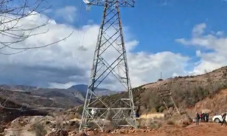 Alarm në Librazhd, nga rrëshqitja e dheut rrezikon të shembet shtylla 110 kilovolt, rrezikojnë furnizimin me energji dy bashki