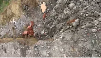 Alarm në Peqin/ Rrëshqitje masive në Algjinaj, çahet toka dhe bllokohet rruga e fshatit, rrezikohen 3 banesa