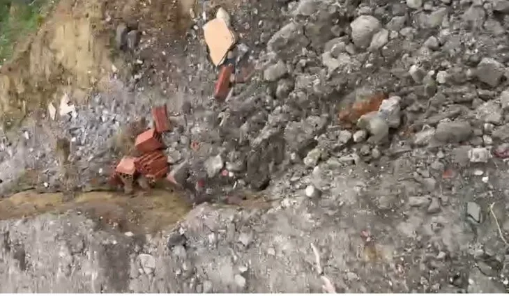 Alarm në Peqin/ Rrëshqitje masive në Algjinaj, çahet toka dhe bllokohet rruga e fshatit, rrezikohen 3 banesa