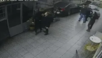 Alarm në Tiran/ Polici nxjerr armën në një lokal pas përplasjeje me punonjësin, ja si nisi sherri