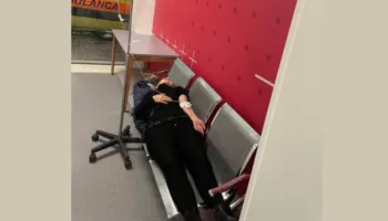 Albana Vokshi denoncon skandalin/ Pacientja me serum në dorë e shtrirë në karriget e korridorit